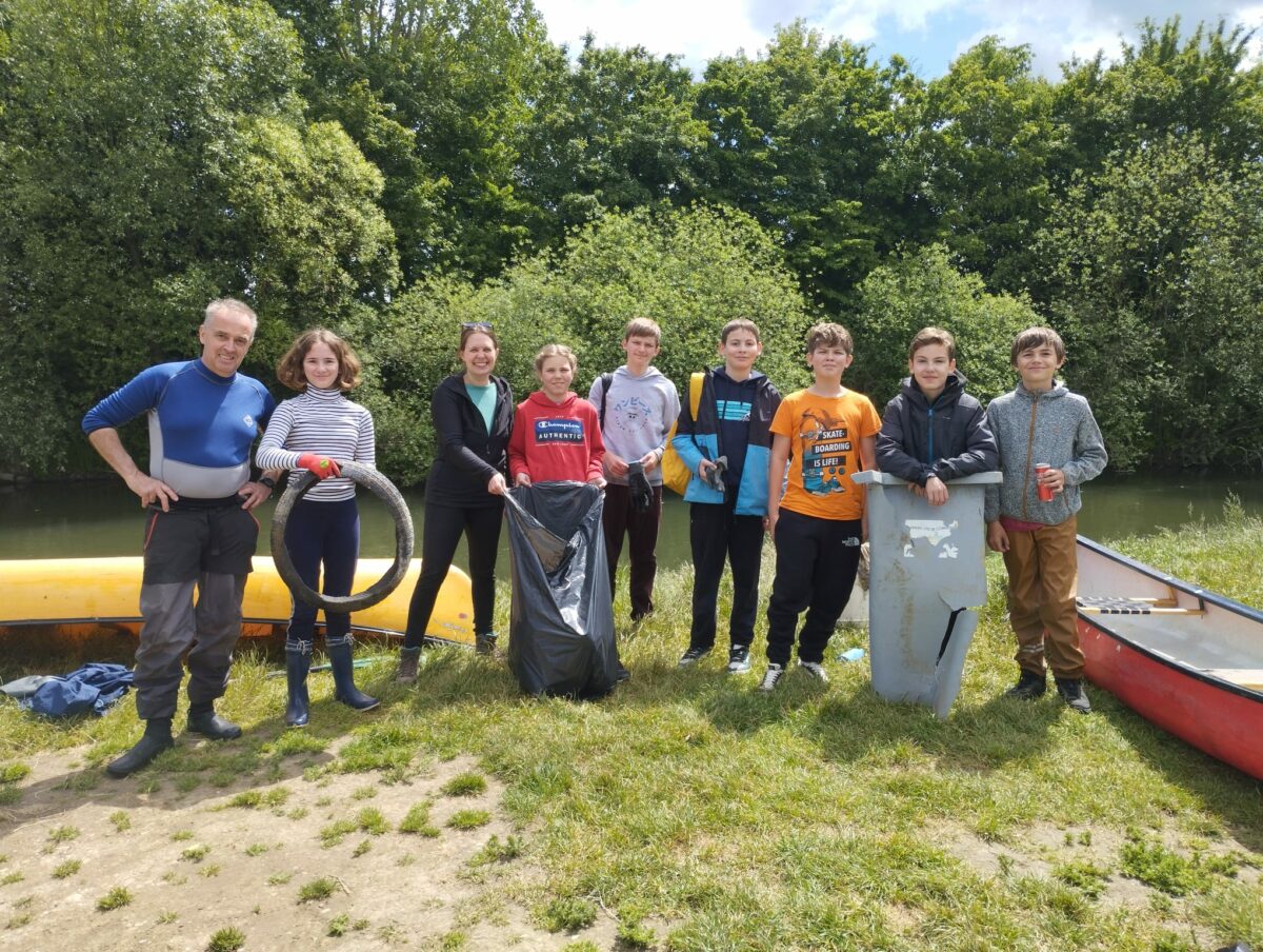 Nettoyage de l’Ill en canoë : les jeunes des “Sauveurs de la Nature” mobilisés